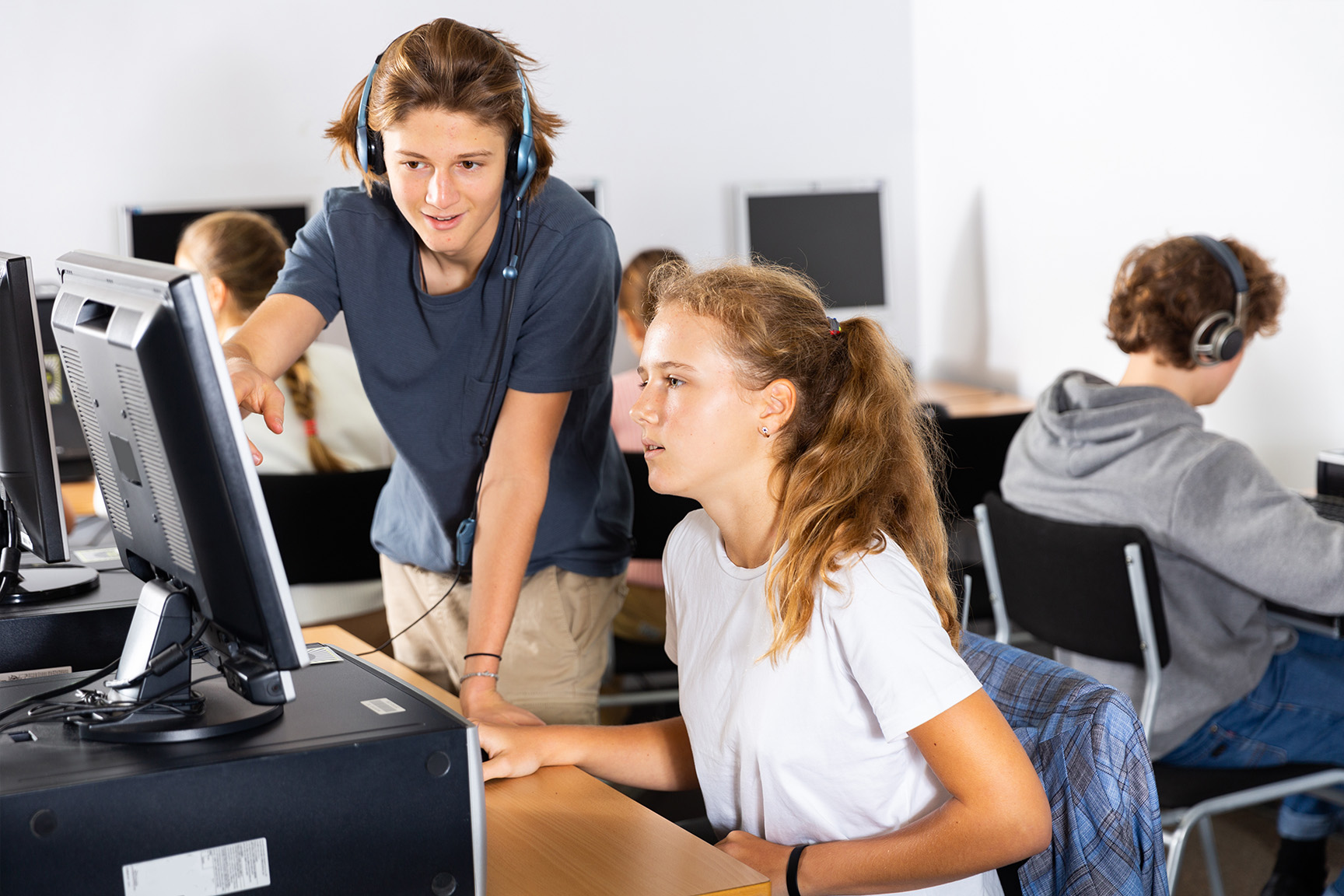 Schüler*innen im Computerraum beim IT Unterricht